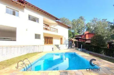 Confortável casa com 4 suítes à venda, churrasqueira, muito verde! 465 m²