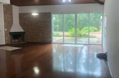 Excelente casa térrea com 3 suítes em condomínio fechado – venda ou locação