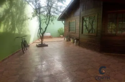 Casa aconchegante com 3 dormitórios, escritório e quintal com gramamado