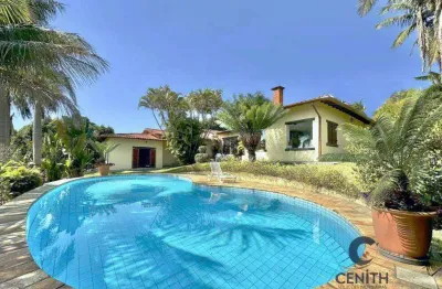 Residência térrea com jardim frutífero, piscina e 5 dormitórios