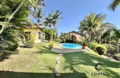 Residência Térrea com 1880m2 AT e 5 Dormitórios, Piscina - Granja Viana