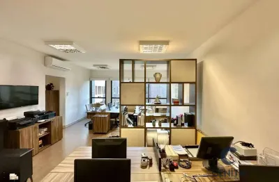 Sala comercial unificada com 82 m², 5 ambientes e 4 vagas – pronta para uso