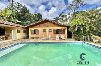 Casa de campo térrea estilo colonial com piscina e espaço gourmet