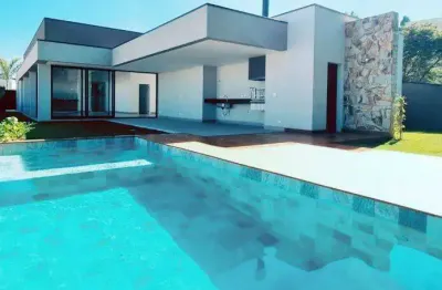 Belíssima e moderna casa térrea à venda com 04 suítes, piscina, gourmet!