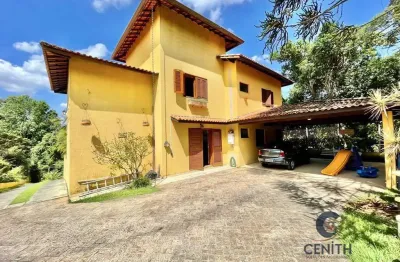 Casa contemporânea em área de preservação com 4 dormitórios e jardim