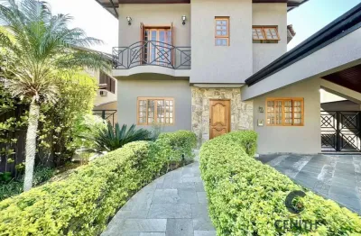 Residência reformada com acabamento de alto padrão e lazer completo