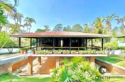 Casa ampla com jardim, 4 dormitórios, salão multiuso e edícula completa