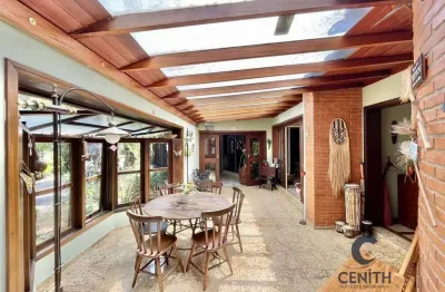 Casa sofisticada com 6 suítes, spa e lazer completo, cercada por natureza!