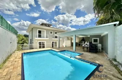 Casa confortável e completa com 4 dormitórios no condomínio golf village!