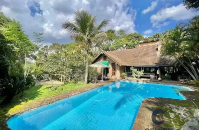 Imóvel versátil com estilo rústico sofisticado e estruturas multiuso anexas