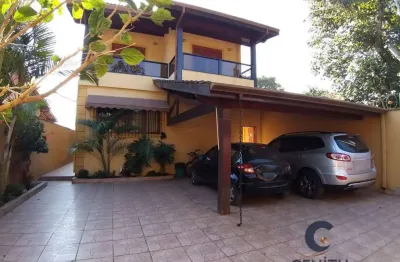 Maravilhosa casa com 460m2 de área construída - 03 suítes e lazer completo