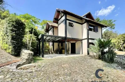 Refúgio cercado por verde em condomínio privativo! fazendinha, granja viana