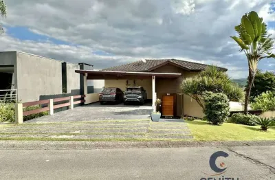 Casa de esquina no miolo do condomínio golf village, com linda vista!