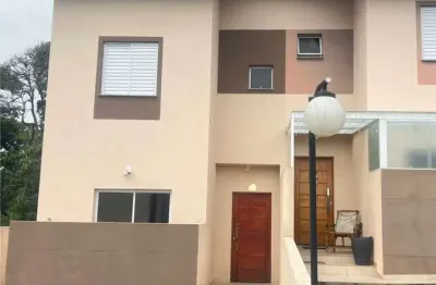 Casa com 70m2, 02 suítes e lavabo e quintal em condomínio - cotia