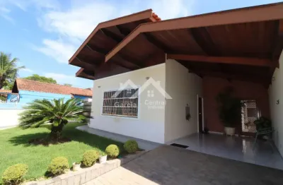 Casa localizada no centro de peruíbe com 3 quartos e edícula e área de lazer com churrasqueira