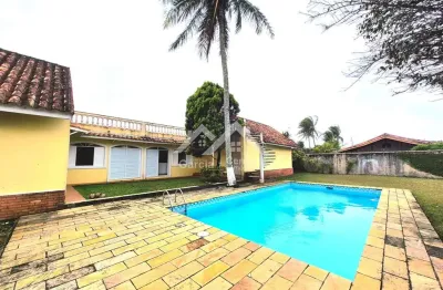 Casa exclusiva com jardim amplo, piscina e área de lazer completa em peruíbe