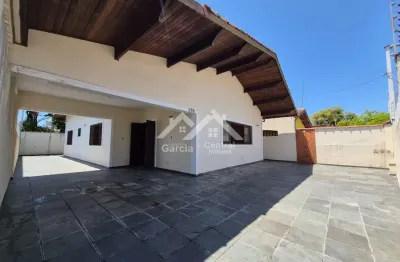 Casa à 200 metros da praia em peruíbe, com 3 quartos e quintal com espaço para piscina