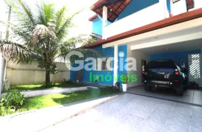 Sobrado bem localizado no centro de peruíbe com 4 quartos e espaço para lazer