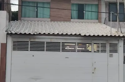 Vendo casa em bairro novo  com 4 quartos sendo 1 suite, 3 banheiros, a 40 metros da praia.