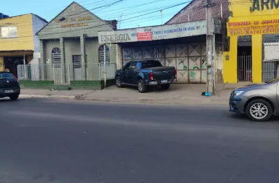 Vendo loja comercial na avenida principal com comércio intenso.