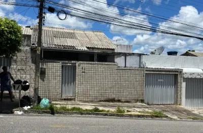 Vendo casa no bairro de casa amarela com 2 quartos, 2 banheiros e 3 vagas