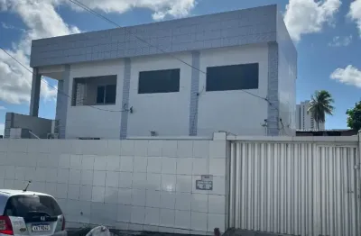 Vendo casa em casa amarela com 5 quartos, 8 banheiros e 5 vagas