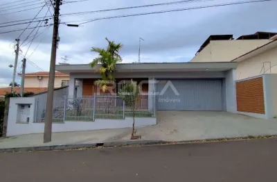 Linda casa à venda no centro de são carlos | 2 dormitórios, suíte, 4 garagens e muito mais!
