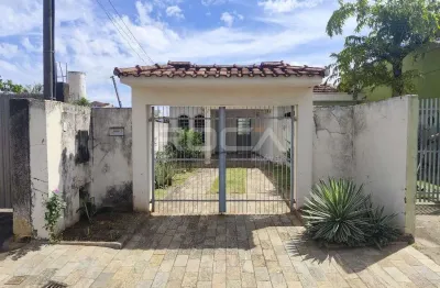Casa padrão para alugar na vila brasília, são carlos - 2 dormitórios e quintal com grama