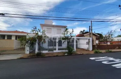 Casa/Sobrado à venda e locação no CENTRO de São Carlos - 3 dorms, 2 garagens, 2 salas