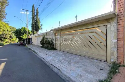 Casa de alto padrão com 4 dormitórios e piscina no Jardim Cardinalli