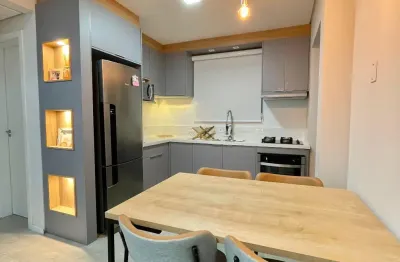 Apartamento com sacada e churrasqueira no iririú – 2 quartos, móveis planejados e localização estratégica!