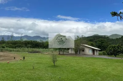 Sítio com 22.000 m², com duas casas, riacho cristalino, escriturada, frente para rua pavimentada