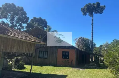 Sítio com 32.000 m2, escriturado, com uma residência e chalé, possui lago, próximo a divisa com campo alegre