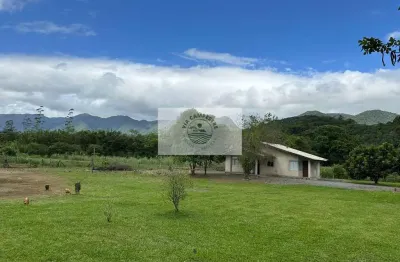 Sítio com 22.000 m², com duas casas, riacho cristalino, escriturada, frente para rua pavimentada