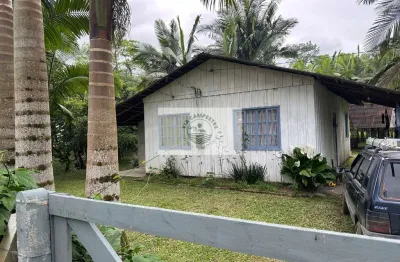 Sítio com 5.000 m², todo cercado, com casa de madeira de 3 quartos, rua sem saída