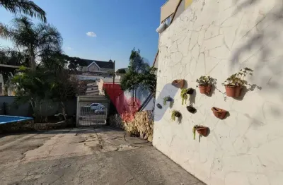 Casa ampla, ensolarada e com quintal no Portão, 4 quartos, sacada e churrasqueira