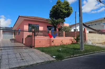 Casa espaçosa com 3 quartos, terreno amplo e edícula com churrasqueira
