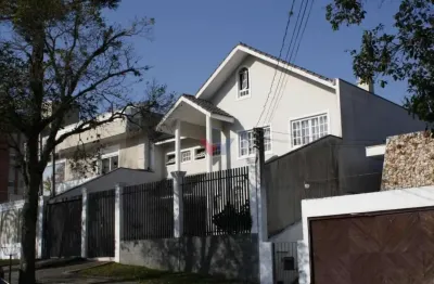 Excelente casa a venda  com 330m  no alto da xv, localização privilegiada e casa averbada no local