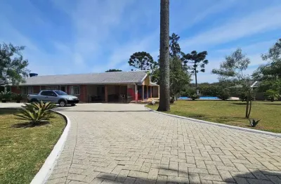Chácara completa com piscina, lagos, pomar e 340m  construídos a 8km da cidade