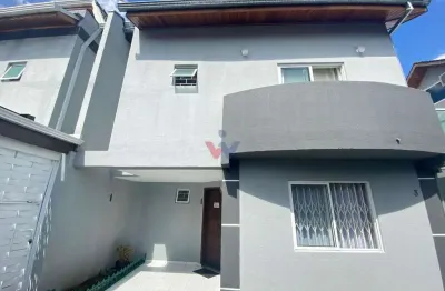 Sobrado em condomínio fechado no xaxim  conforto, privacidade e praticidade
