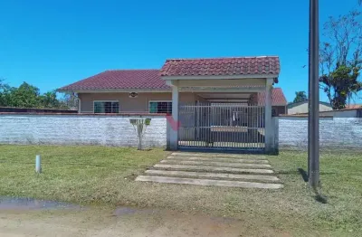 Duas casas em terreno amplo a 700m da praia  conforto, espaço e ótima localização