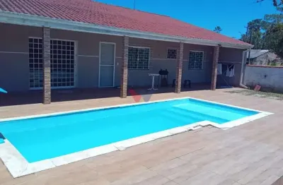 Duas casas no mesmo terreno com piscina e área gourmet, a 700m da praia de guaratuba  r  490 mil