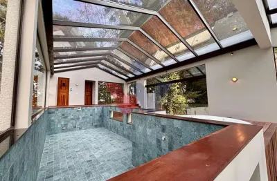 Lomas de Navarra  Mansão Luxuosa com 4 Suítes, Piscina e Conexão com a Natureza