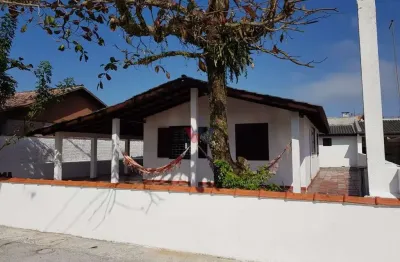 Casa à venda em praia de leste  400m do mar, 3 dorms, terreno amplo e churrasqueira