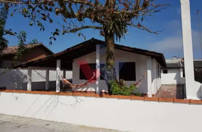 Casa à Venda em Praia de Leste  400m do Mar, 3 Dorms, Terreno Amplo e Churrasqueira
