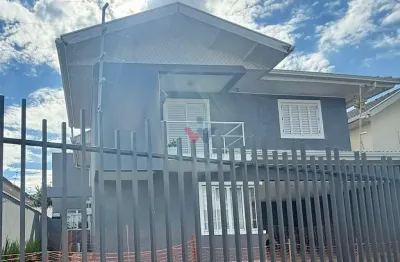 Casa ampla com 546 m  de terreno, 230 m  construídos, área gourmet e 3 quartos