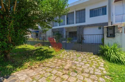 Casa ampla no Alto da XV  400m , 04 suítes, edícula com churrasqueira e localização nobre