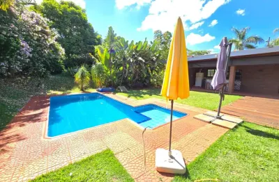 Chácara à venda em condomínio fechado com piscina e portaria 24 hs.