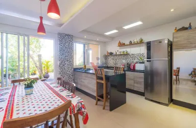 Casa 191m  no uberaba  2 pavimentos, luz natural, quintal com churrasqueira e terraços amplos áreas