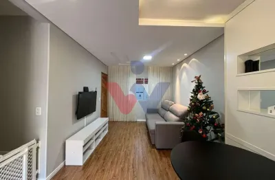 Sobrado à venda no Novo Mundo | 3 quartos, suíte, churrasqueira e condomínio fechado